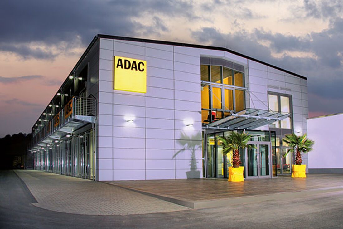 Gebäude des ADAC Fahrsicherheitszentrums Thüringen in Nohra in der Abenddämmerung