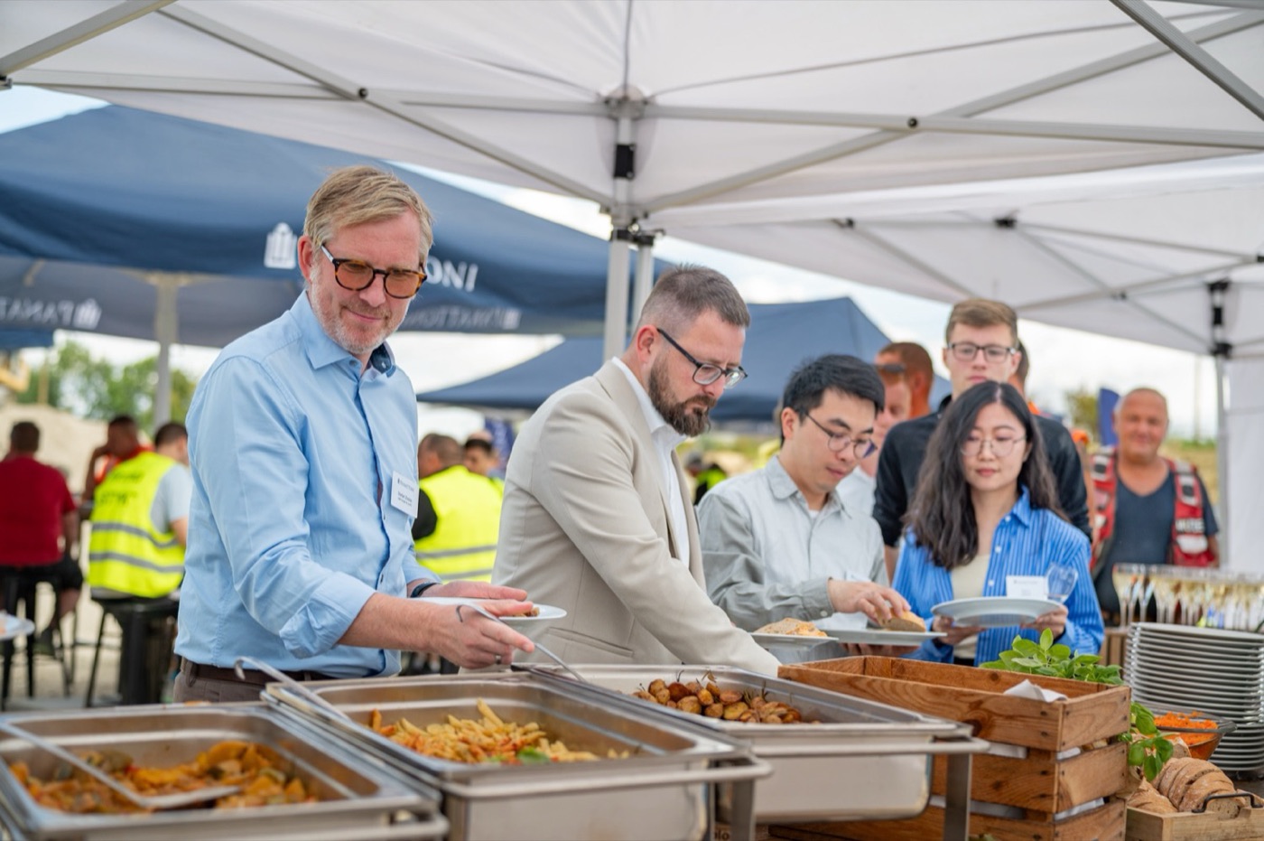 Gäste am Buffet unter einem Zelt bei einem Richtfest in Nohra
