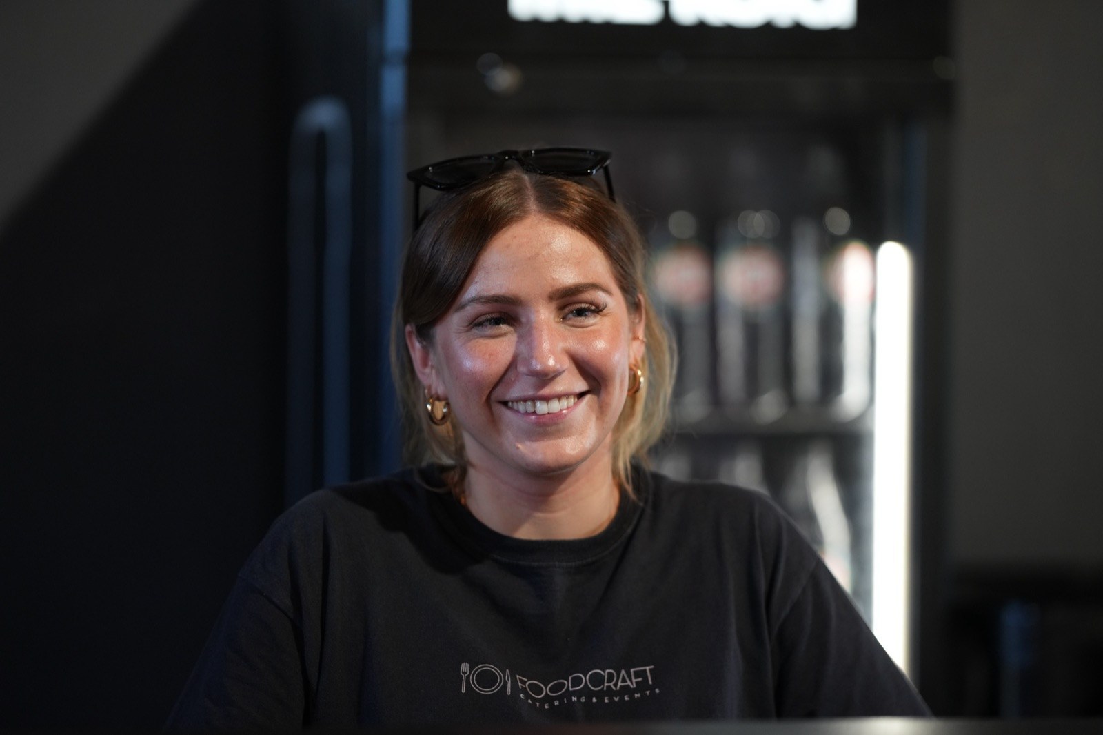 Lächelnde Foodcraft-Mitarbeiterin
