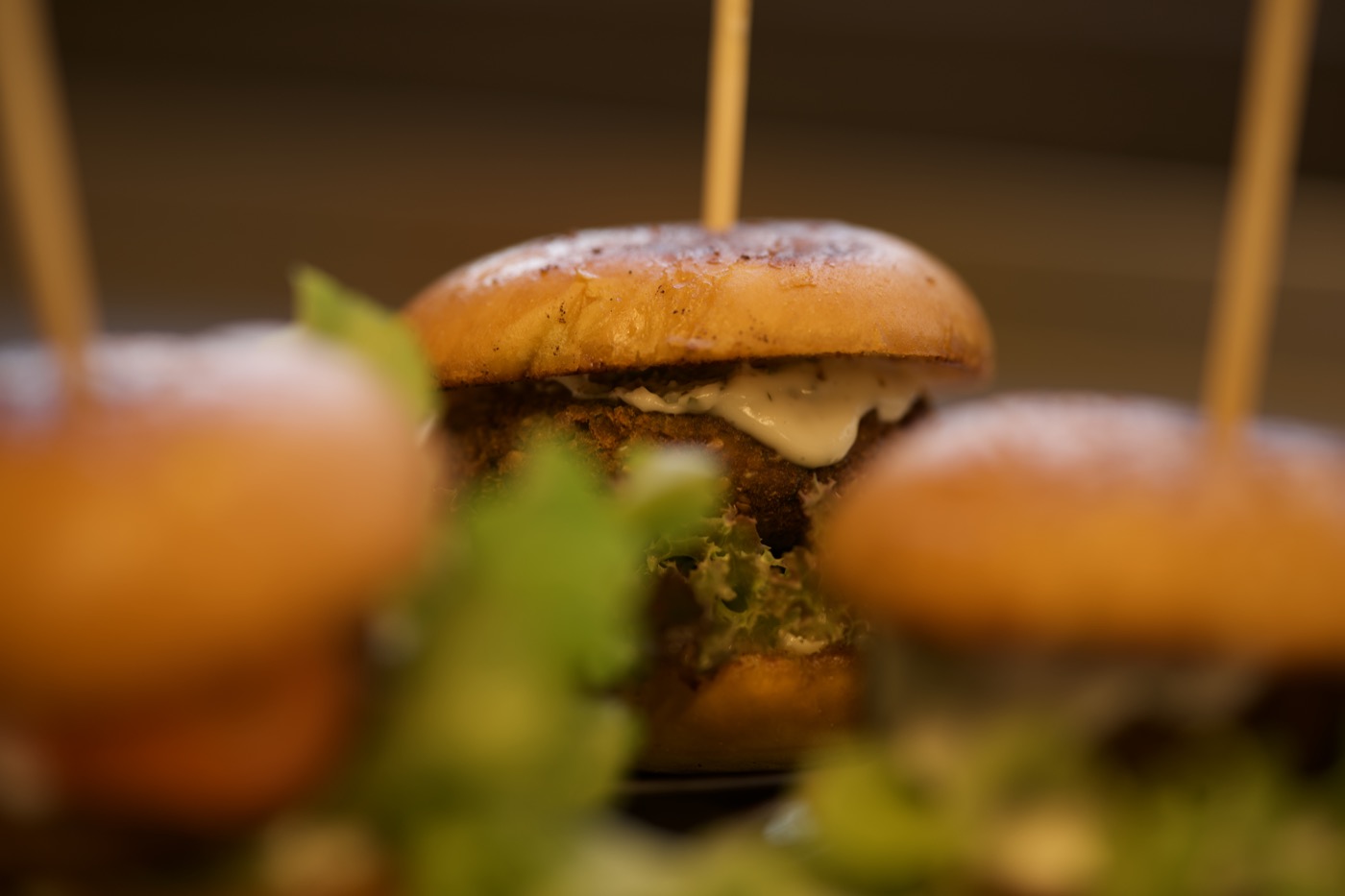 Mini-Burger am Spieß, mit Salat und Sauce frisch angerichtet