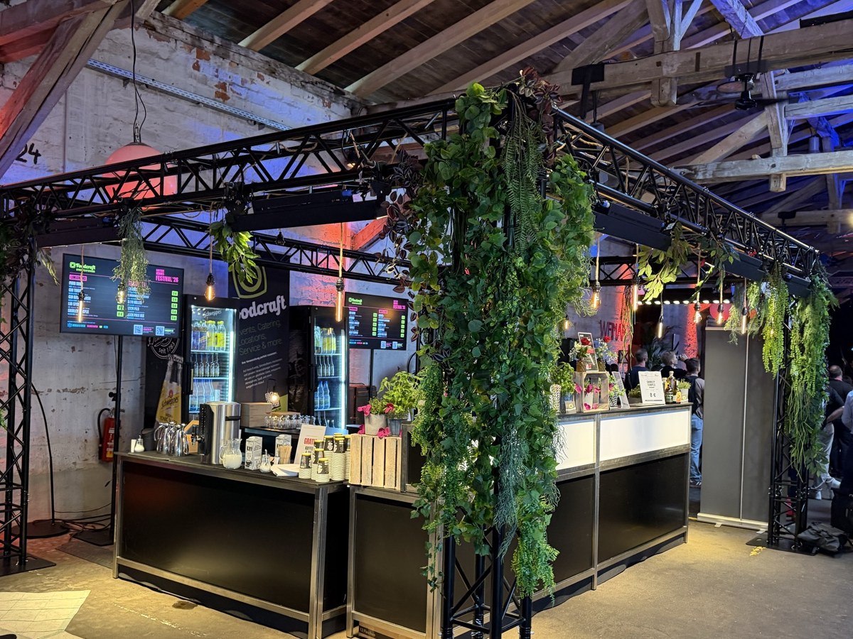 Foodcraft-Modulbar im schwarzen Truss mit Pflanzenkaskade, kompakter Ausschnitt