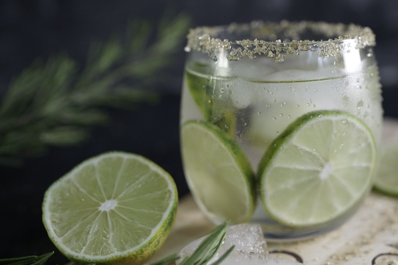 Limonade mit Limettenscheiben, Zuckerrand und Rosmarin