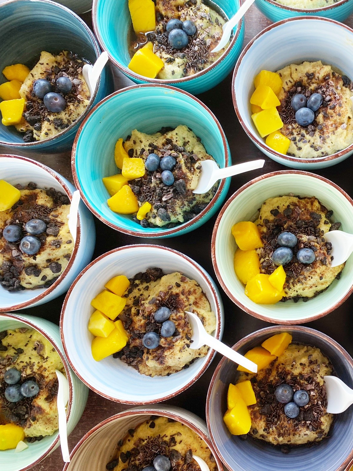 Bunte Bowls mit frisch angerichteten Zutaten in Schalen