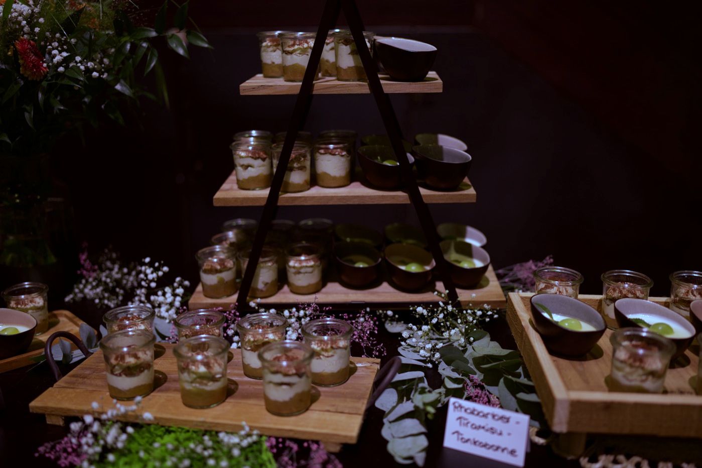 Etagere mit Dessertgläsern und Schälchen, dekoriert mit Schleierkraut