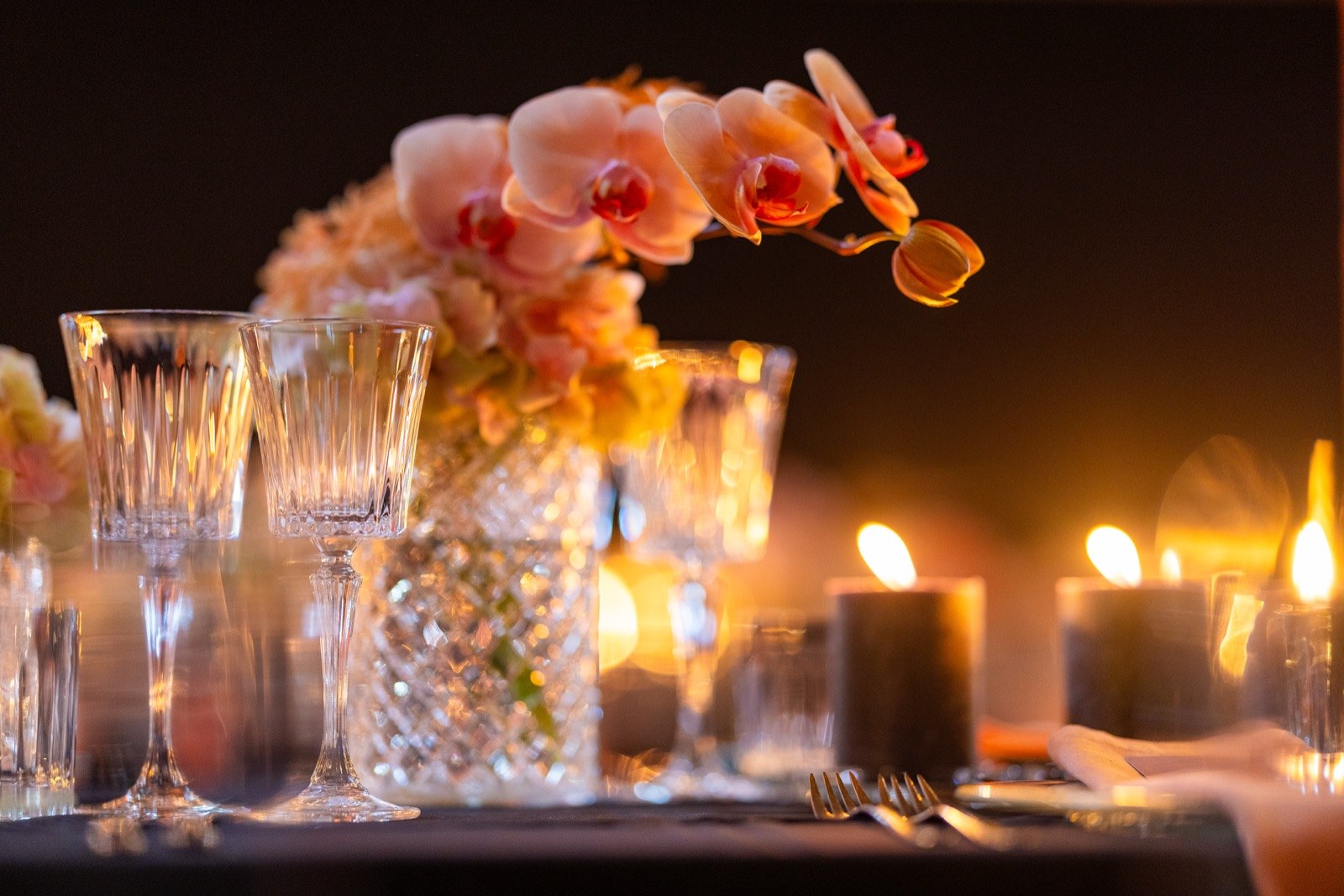 Kerzen und rote Blumen auf festlicher Gala-Tafel in der Halle 6