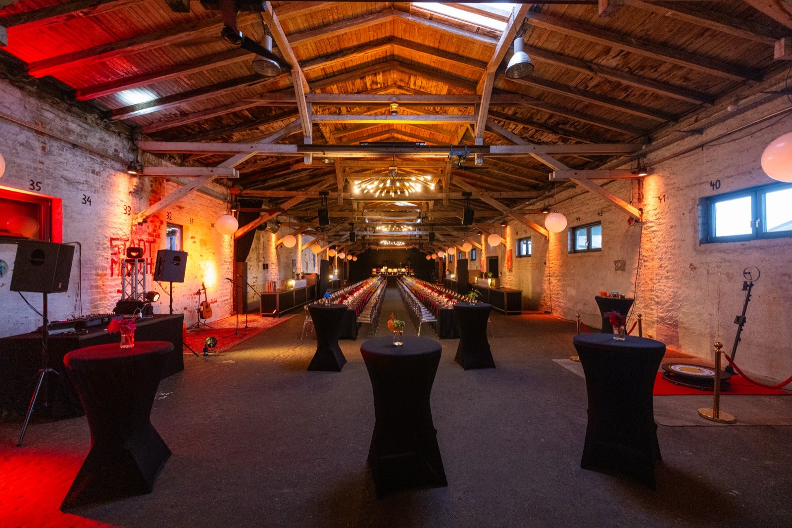 Stehtische und Lounge beim Aufbau in der Halle 6