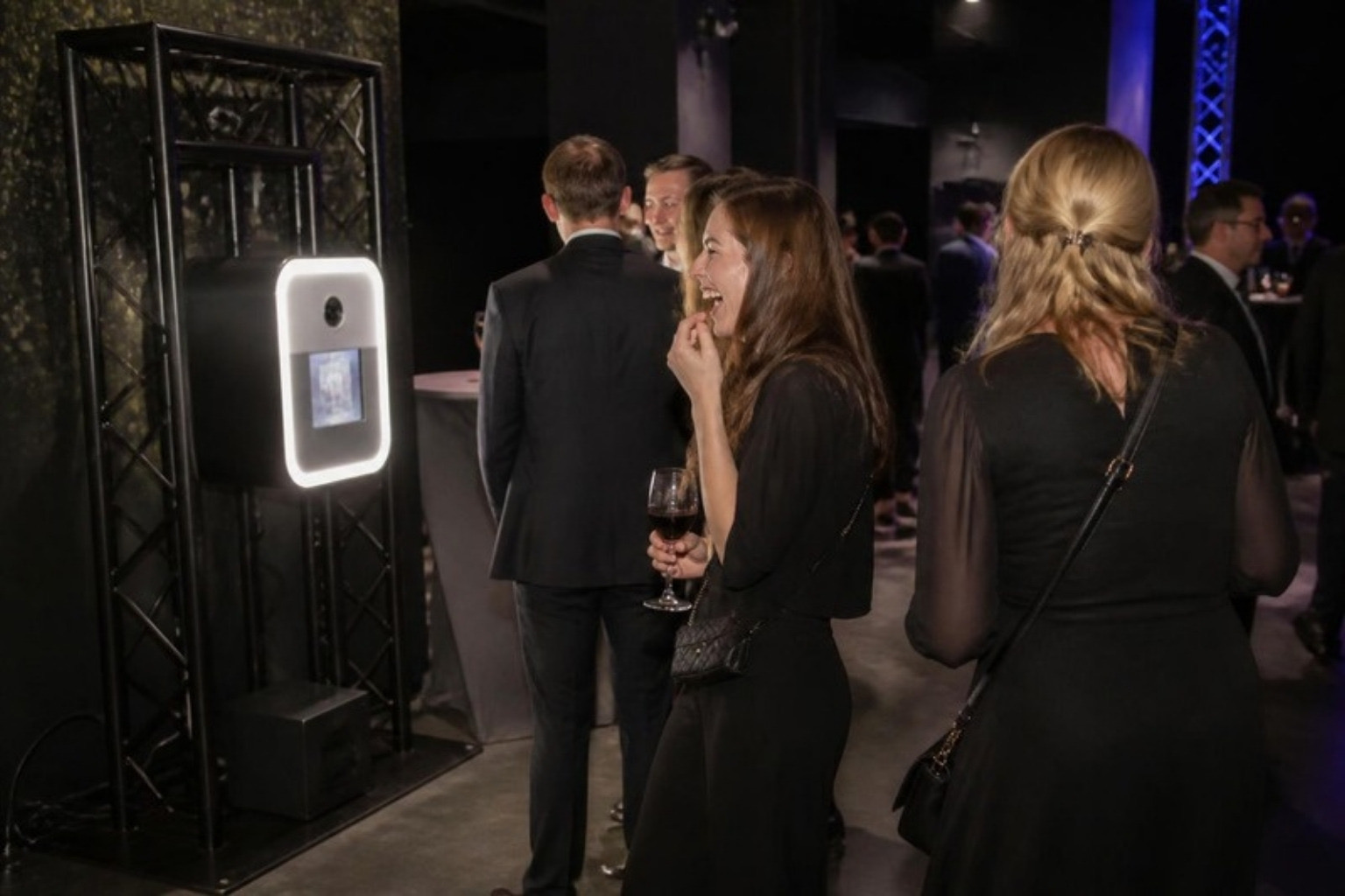 Visualisierung: Gäste an der Fotobox-Station im Schwarz-Truss, mitten im Event