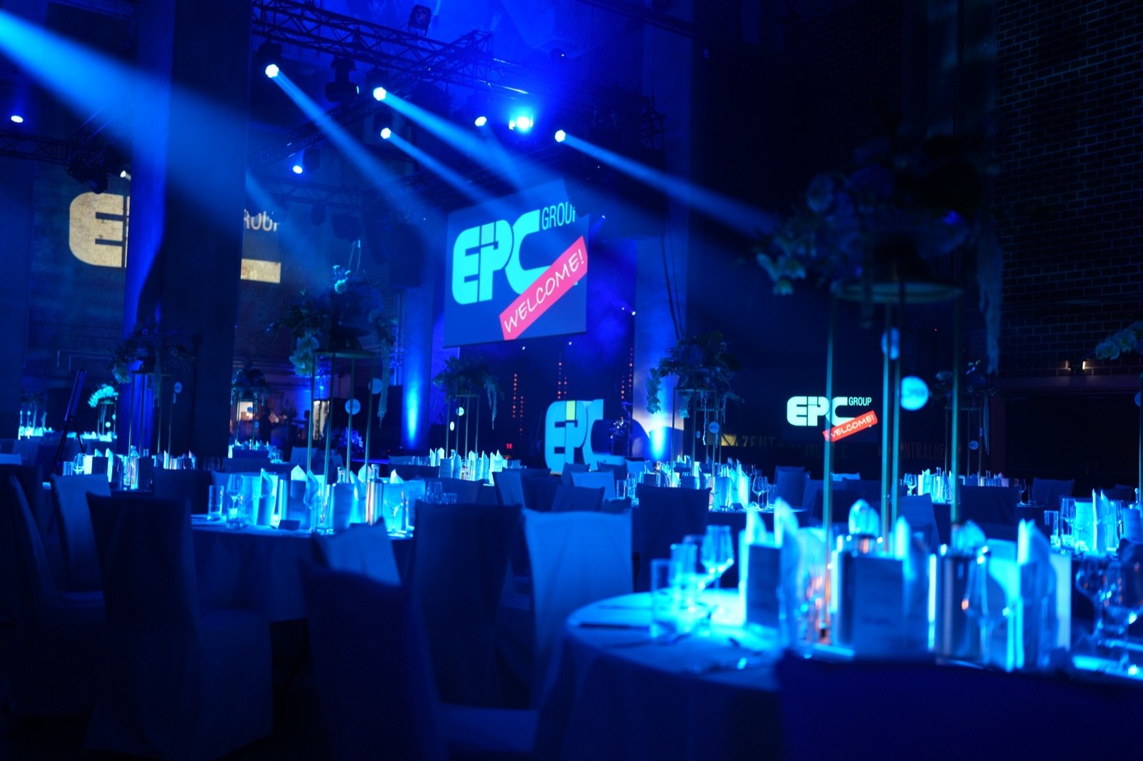 Blau beleuchtete Tafeln bei der EPC-Gala in der Zentralheize