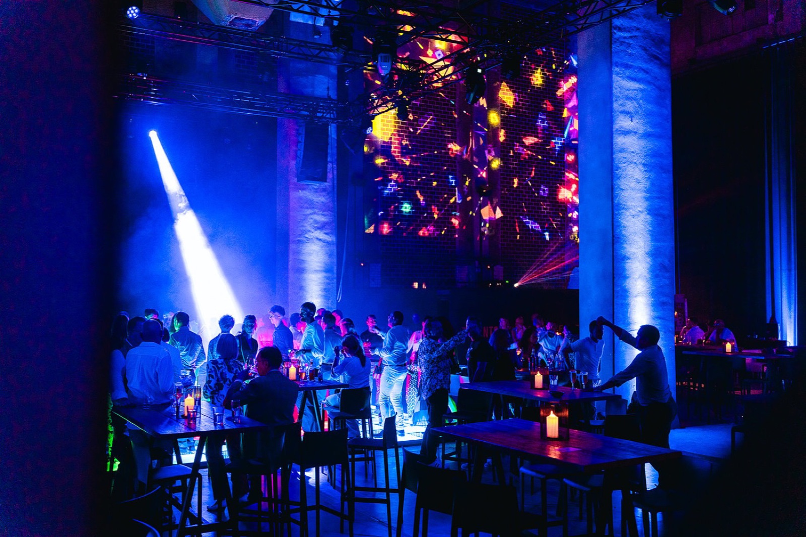 Volle Tanzfläche im Kesselsaal der Zentralheize, Lichtshow und Stehtische